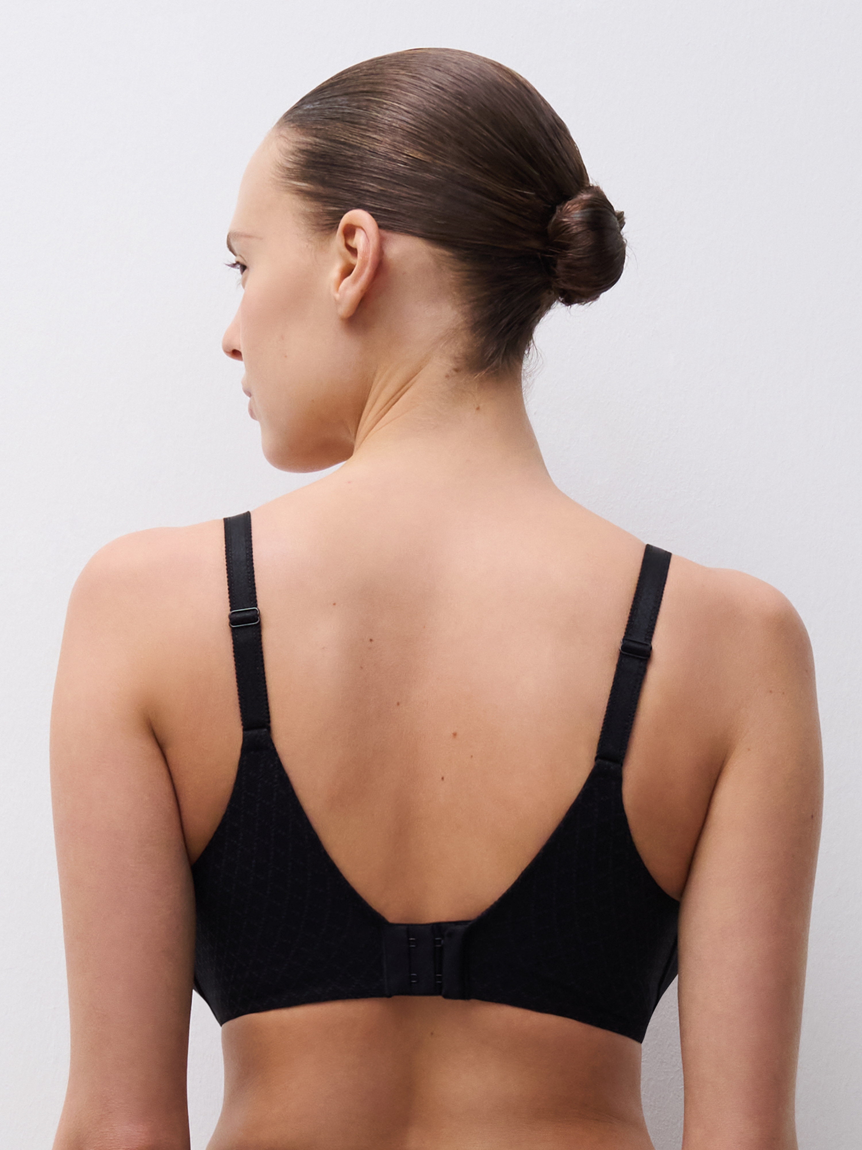 C16M60-011_E75_NORAHCHIC_ECOM_CROP_WEB_OB_BK-0